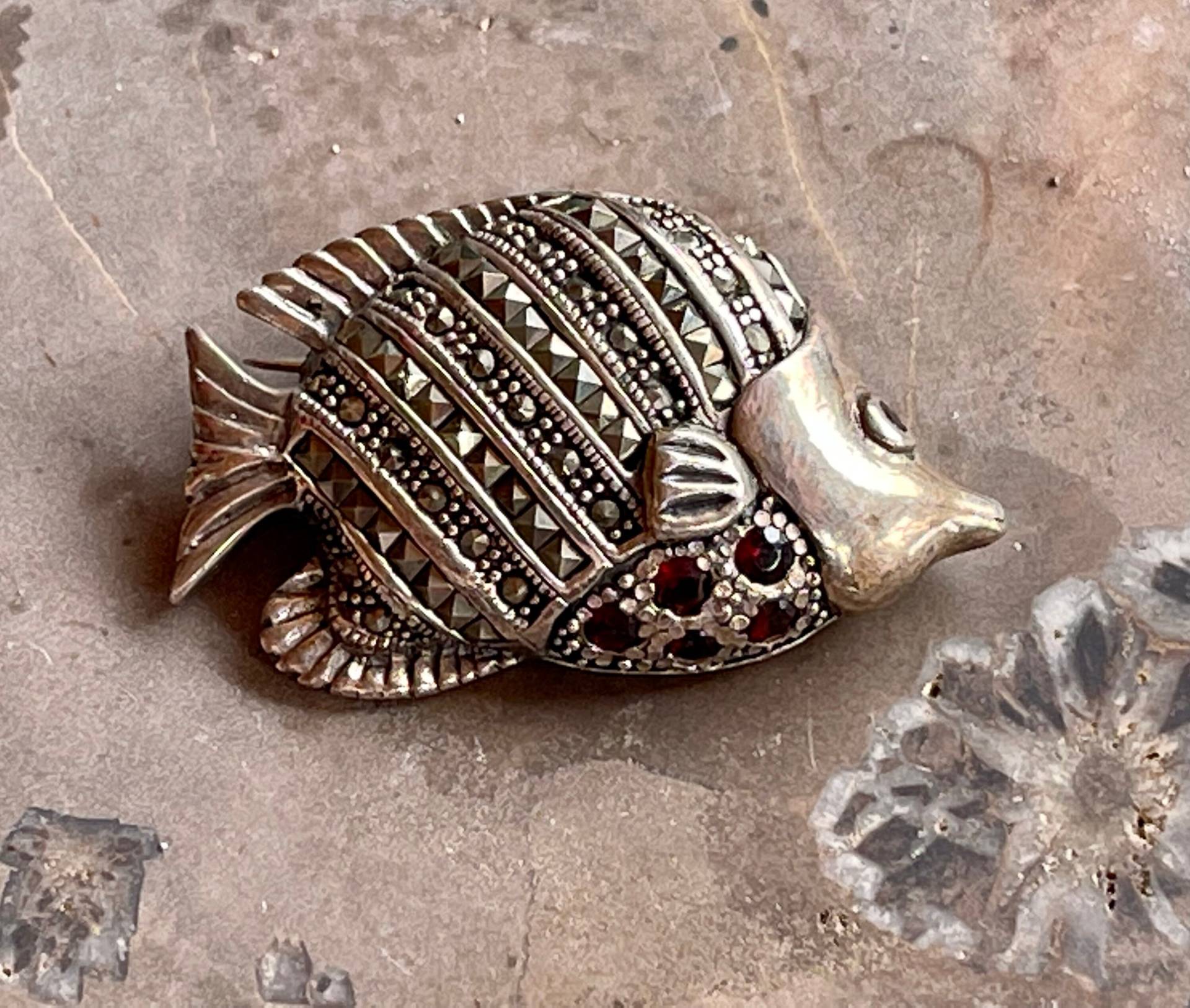 Art Deco Sterling Silber Mit Markasit Granat Fisch Vintage Brosche Besetzt Art Deco Sterling Silber Mit Markasit Granat Fisch Vintage Brosche Besetzt von GypsyRoadStudio