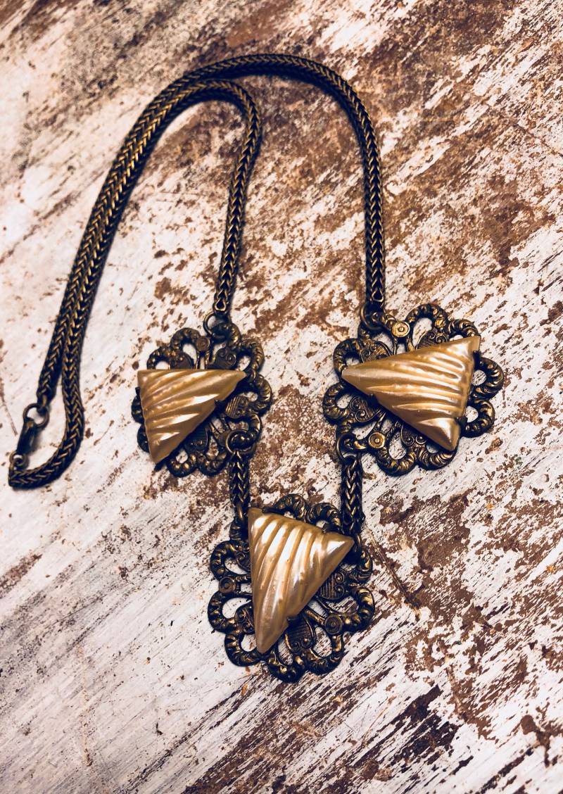 Circa 1920 Art Deco Schmuck Messing Creme Lucite Shell Vintage Halskette von GypsyRoadStudio