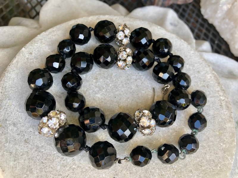 French Art Deco Hand Geknotted Faceted Jet Crystal Prong Set Rhinestone Disco Ballperlen Vintage Halskette Schmuck von GypsyRoadStudio