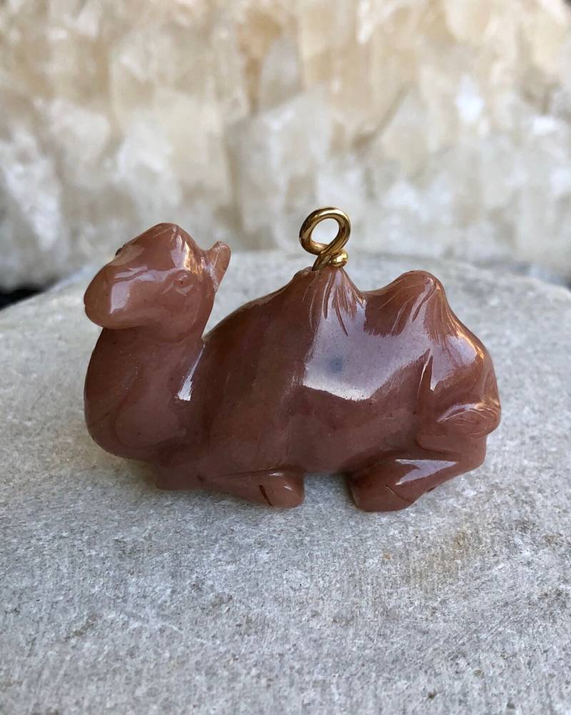 Geschnitzte Braune Jade Kamel Vintage Anhänger von GypsyRoadStudio