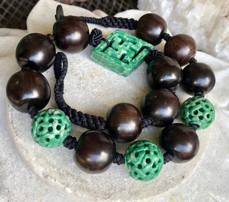 Geschnitzte Jade Shou Perlenmutter Seed Bead Vintage Halskette von GypsyRoadStudio