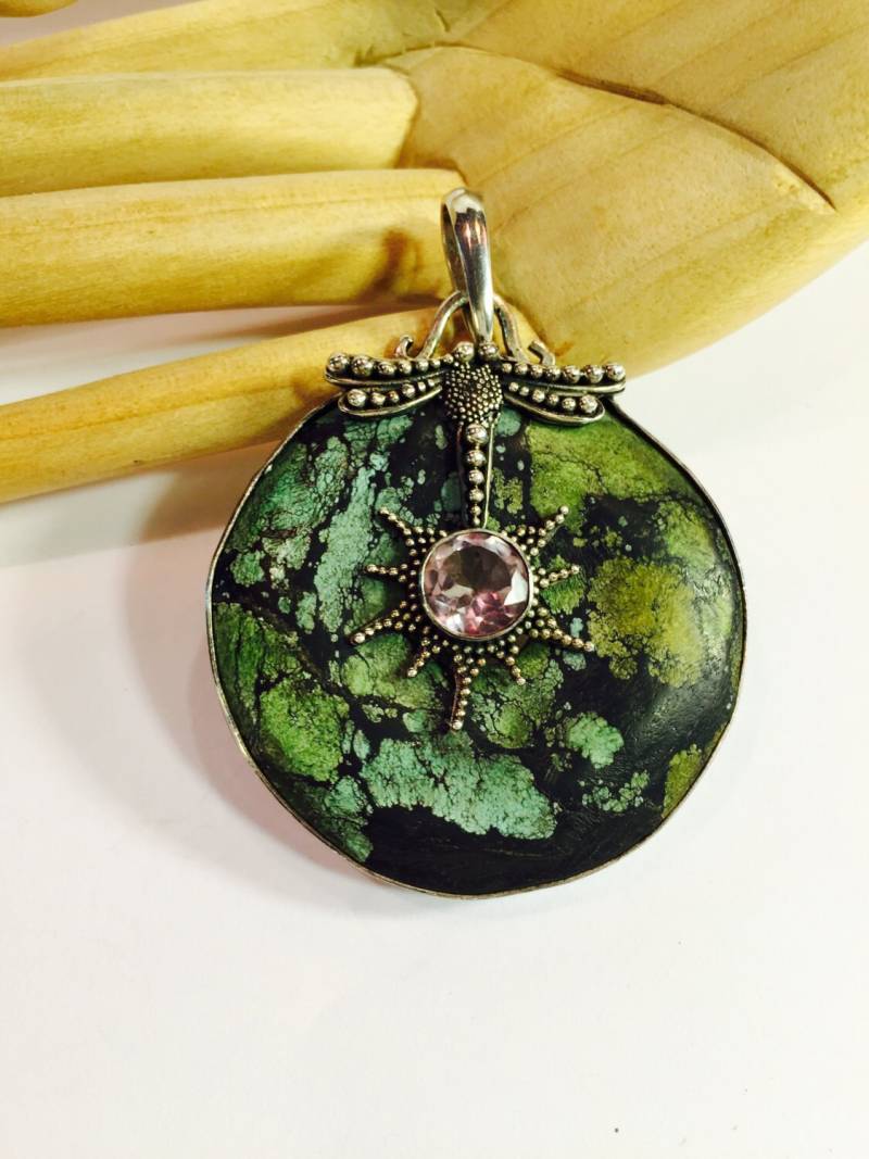 Grün Tibet Türkis Zirkon Sterling Silber Libelle Vintage Open Back Anhänger von GypsyRoadStudio