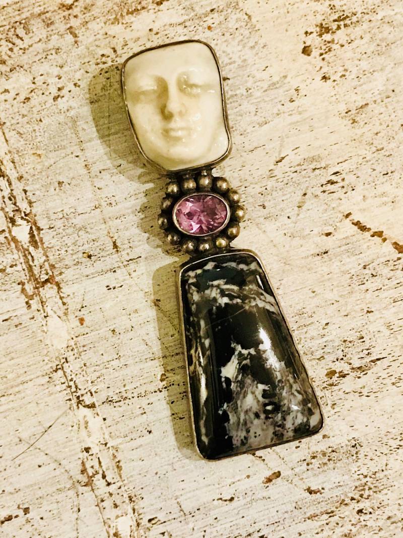 Schöne Handwerker Schneeflocken Obsidian Lila Amethyst Sculpted Keramik Vintage Sterling Silber Anhänger Singed von GypsyRoadStudio