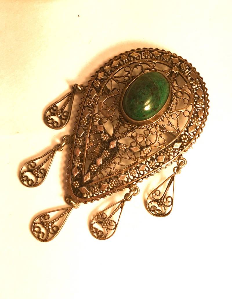 Schöne Sterling Silber Filigree Grün Elite Stein Vintage Antike Brosche Anhänger von GypsyRoadStudio