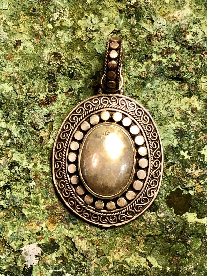 Schöne Verzierte Sterling Silber Medaillon Vintage Anhänger von GypsyRoadStudio