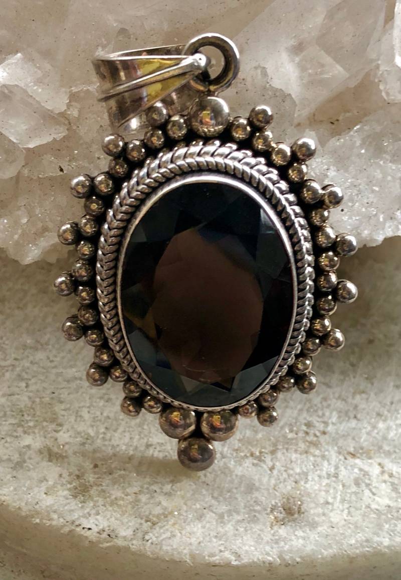 Schöner Facettierter Rauchquarz in Einem Open Back Sterling Silber Setting Vintage Anhänger von GypsyRoadStudio