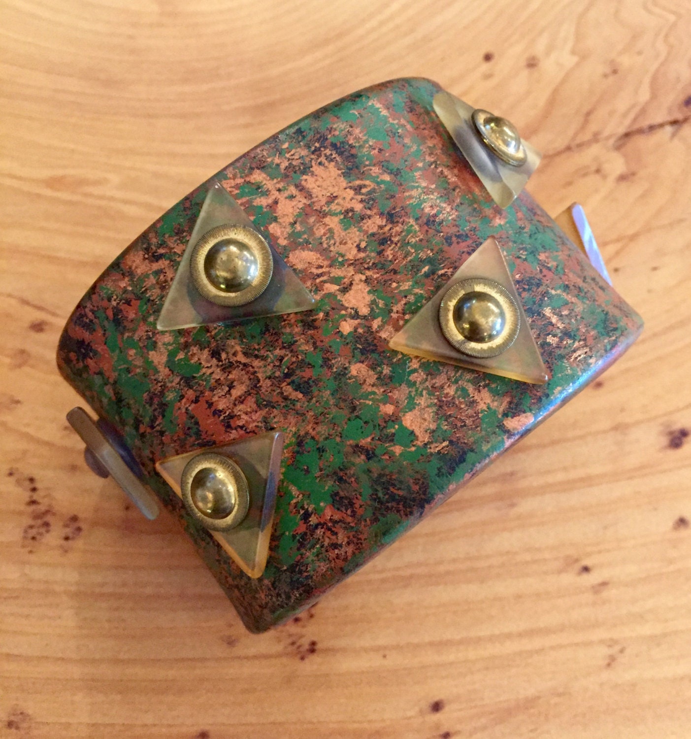 Sehr Cooler Designer Handwerker Harz Messing Tringle Farbe Splatter Vintage Manschette Singed Tragbare Kunst von GypsyRoadStudio