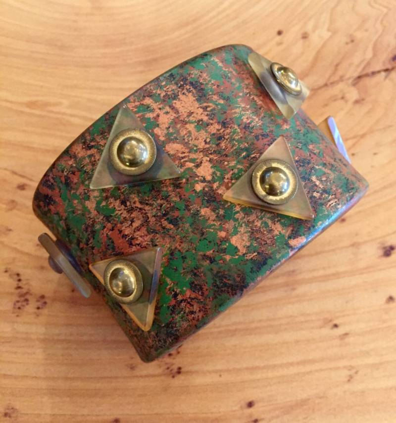 Sehr Cooler Designer Handwerker Harz Messing Tringle Farbe Splatter Vintage Manschette Singed Tragbare Kunst von GypsyRoadStudio