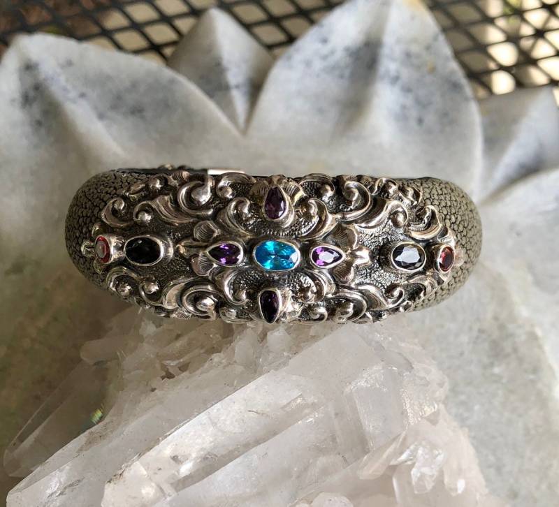 Sting Ray Sterling Silber Edelsteine Granat Amethyst Onyx Und Blautopas Vintage Manschette Armband von GypsyRoadStudio