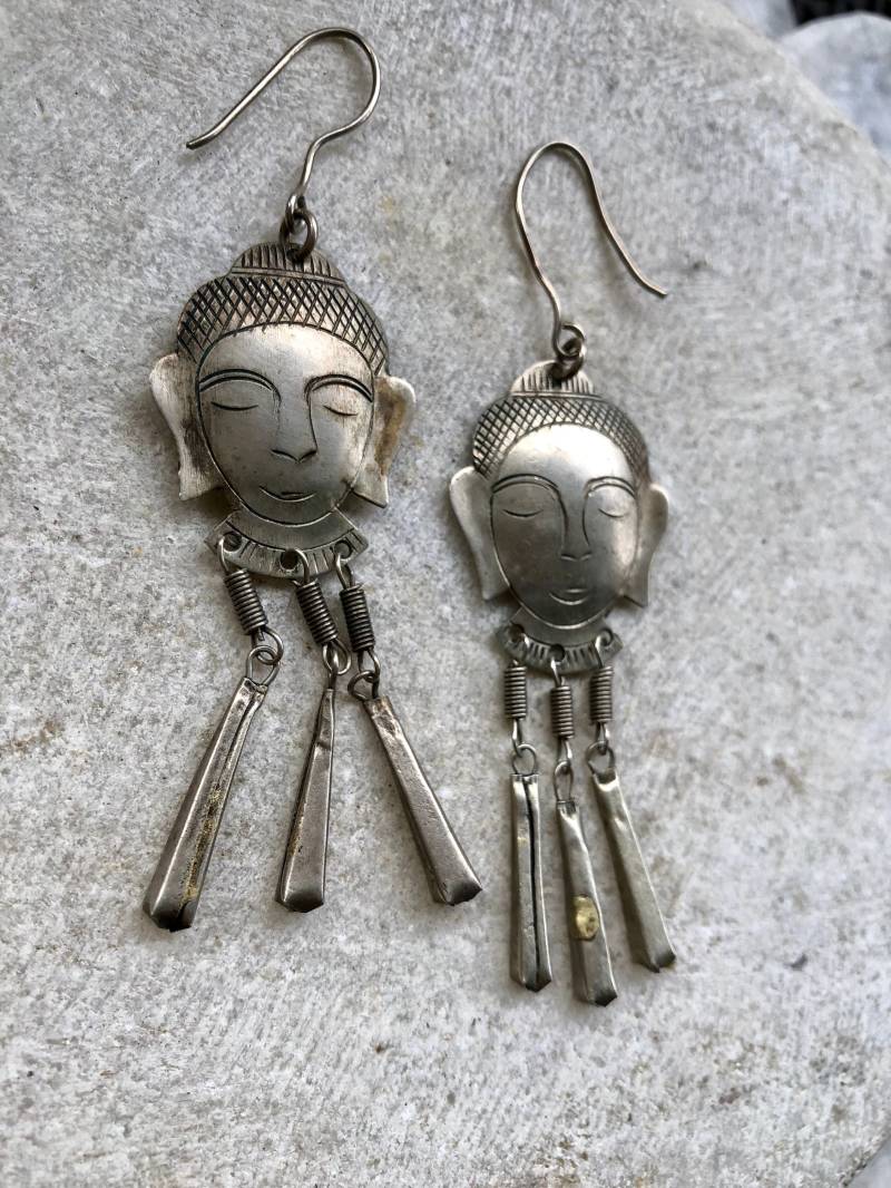 Wunderschöne Silberfarbene Buddha Vintage Ohrringe von GypsyRoadStudio