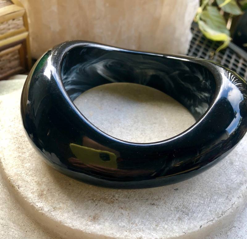 Wunderschöner 1960S Modernist Schwarzer Marmor-Harz-Vintage-Armreif von GypsyRoadStudio