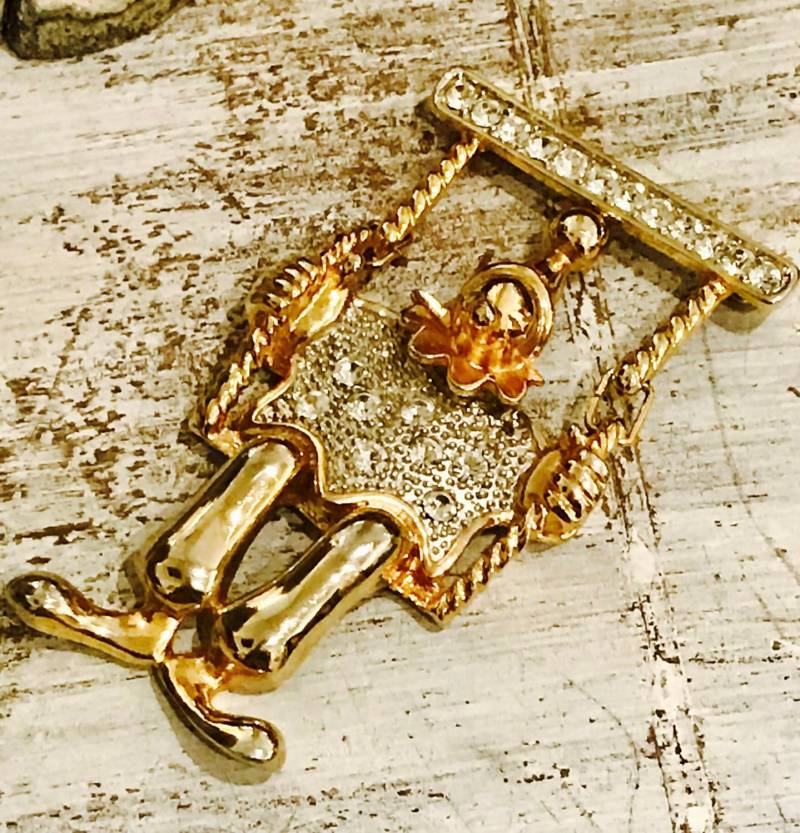 Wunderschöner Goldfarbener Strass Clown Auf Einer Schaukel Vintage Brosche von GypsyRoadStudio