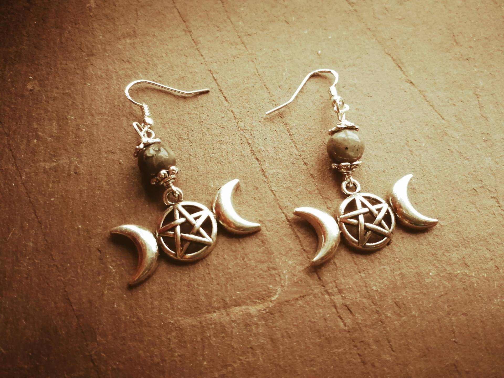 Dreifache Mond Pentagramm Ohrringe Mit Schwarzem Mondstein, Göttin, Wicca, Heidnisch, .925 Ohrhaken Dreifache Mond Pentagramm Ohrringe Mit Schwarzem Mondstein, Göttin, Wicca, Heidnisch, .925 Ohrhaken von GypsySpiritWitch