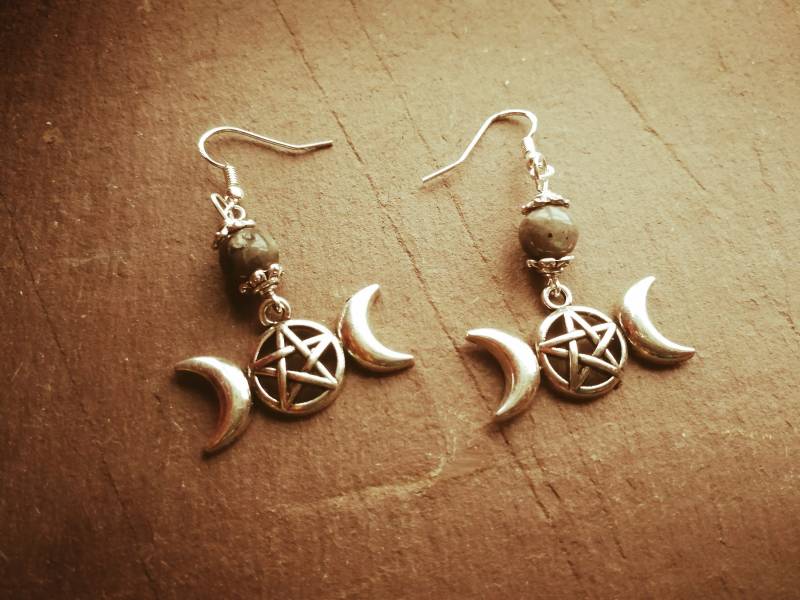 Dreifache Mond Pentagramm Ohrringe Mit Schwarzem Mondstein, Göttin, Wicca, Heidnisch, .925 Ohrhaken Dreifache Mond Pentagramm Ohrringe Mit Schwarzem Mondstein, Göttin, Wicca, Heidnisch, .925 Ohrhaken von GypsySpiritWitch