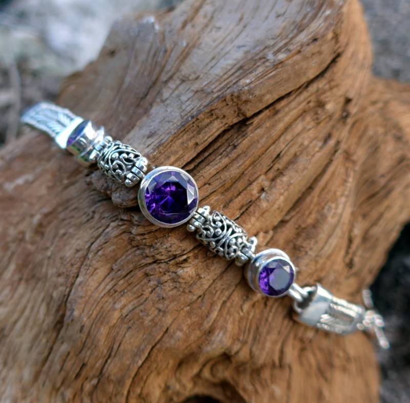 Silber Chevron Bali Kettenarmband Mit Puffed Perlen & Runder Facettierter Amethyst, Amethyst Kettenarmband, Dreifach Stein Armband von GypsyTraderTreasure