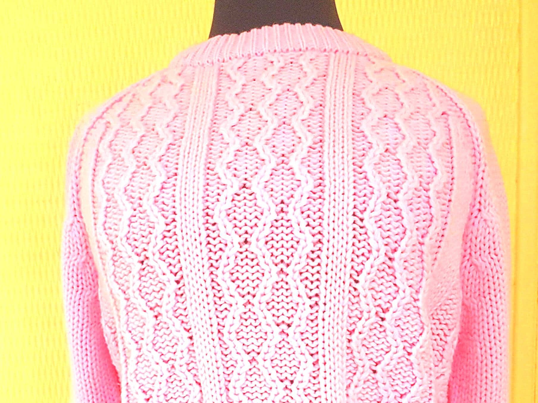 Vintage Bubblegum Pink Strick Pullover 1960S-70S Retro Taillierter Pullover Vintage Bubblegum Pink Strick Pullover 1960S-70S Retro Taillierter Pullover von GypsyandRabbit