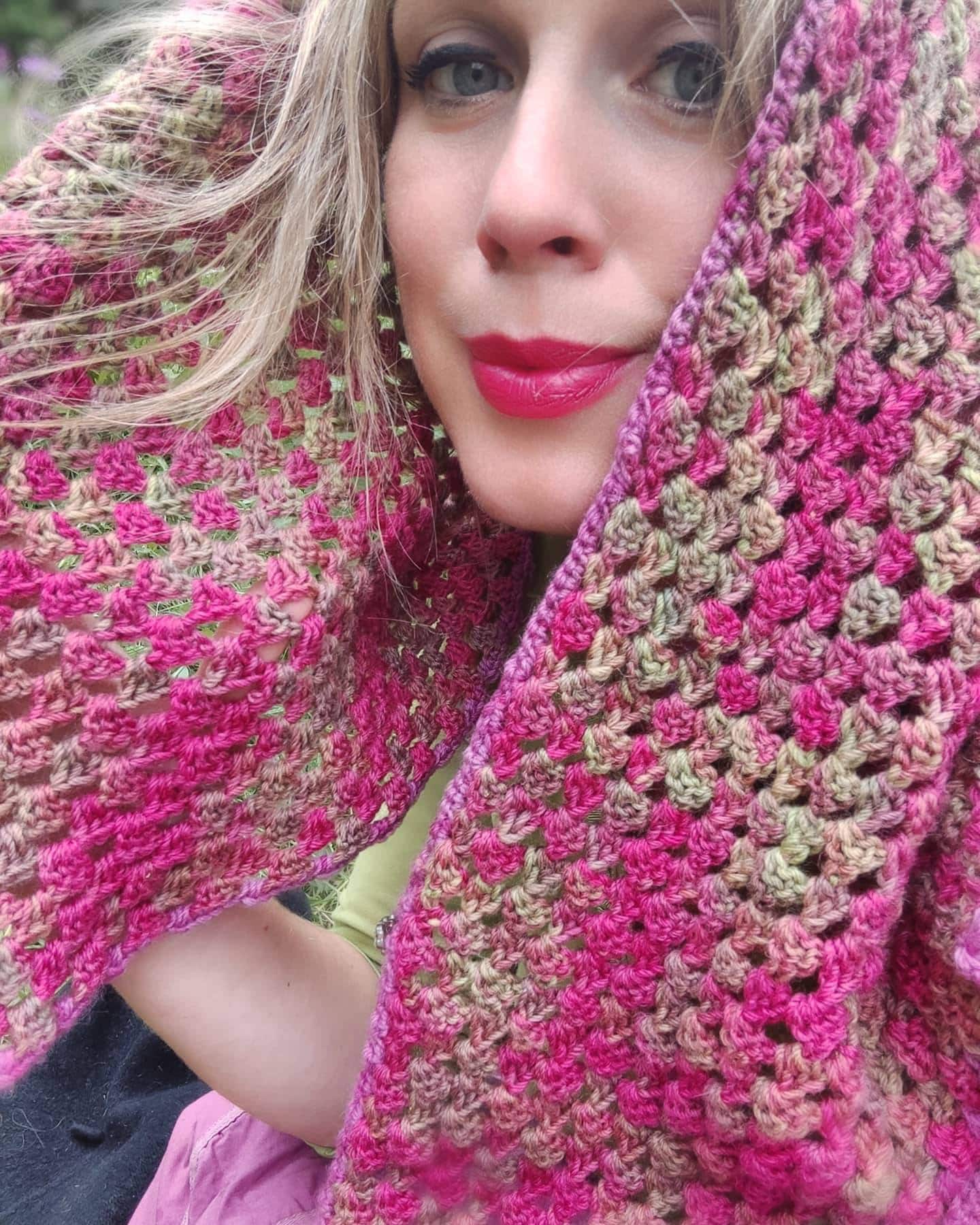 Dreieckstuch/stola Häkeltuch "Wild Berry" von GypsysJourneyJewelry
