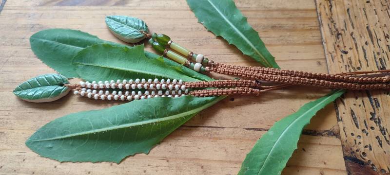 Halskette "Lovely Leaves" Blatt Amulett Natur Grün Makramee Symbol Halskette "Lovely Leaves" Blatt Amulett Natur Grün Makramee Symbol von GypsysJourneyJewelry