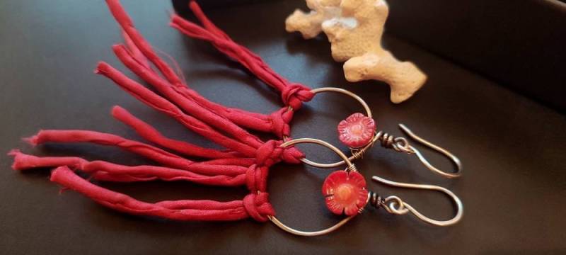 Ohrringe "Gift From A Geisha" Koralle Seide Silber Wirework Silberdraht Blüte Blume Rot Hoops Ohrringe "Gift From A Geisha" Koralle Seide Silber Wirework Silberdraht Blüte Blume Rot Hoops von GypsysJourneyJewelry