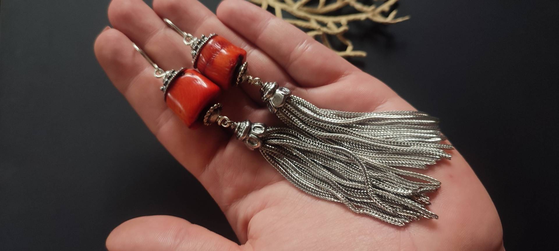 Ohrringe "Secret Garden" Koralle Metall Quasten von GypsysJourneyJewelry