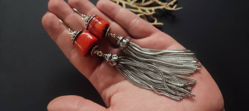 Ohrringe "Secret Garden" Koralle Metall Quasten von GypsysJourneyJewelry