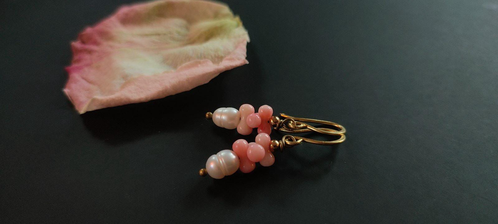 Ohrringe "Tenderness" Perle Koralle Rosa von GypsysJourneyJewelry