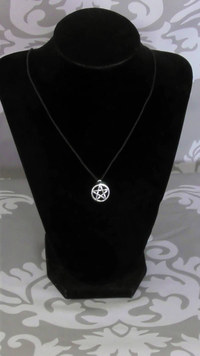 Pentakel Halskette Hexenschmuck Halloween Kostüm Silber Pentagramm Auf Schwarzer Hanfschnur von GyspyTreasureBox