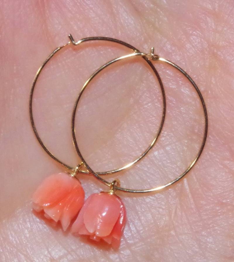 14K 18 Mm Engelshaut Lachs Geschnitzte Rose Blume Tropfen Creolen von HAANDMADEJEWELRY