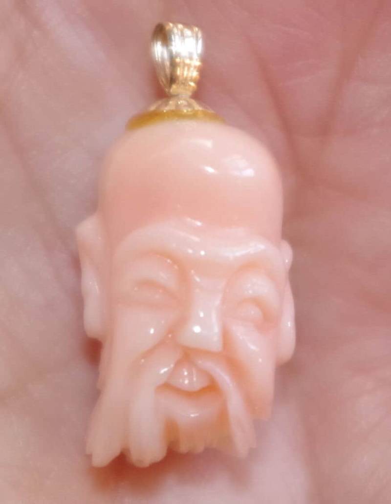 14K Engelshaut Koralle Anhänger Geschnitzter Weiser, Japan von HAANDMADEJEWELRY