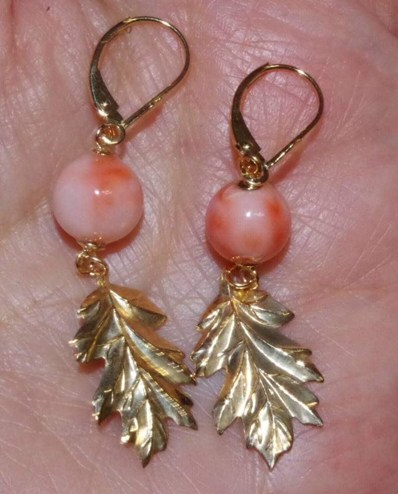 14K Geschnitzte Blatt & Engelshaut Koralle Längliche Leverback Ohrringe von HAANDMADEJEWELRY