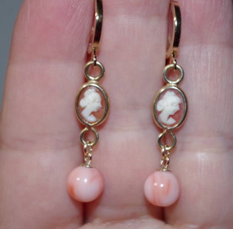 14K Gf Cameo Mit 7 Mm Engelshaut Koralle Creolen von HAANDMADEJEWELRY