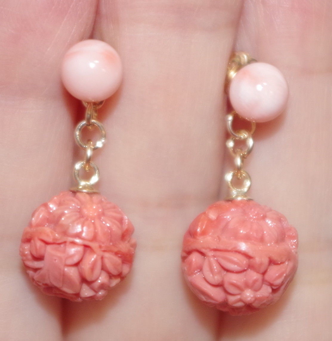 14K Gold Lachs Koralle Ohrringe Geschnitzte Blumenkugel Ohrstecker von HAANDMADEJEWELRY