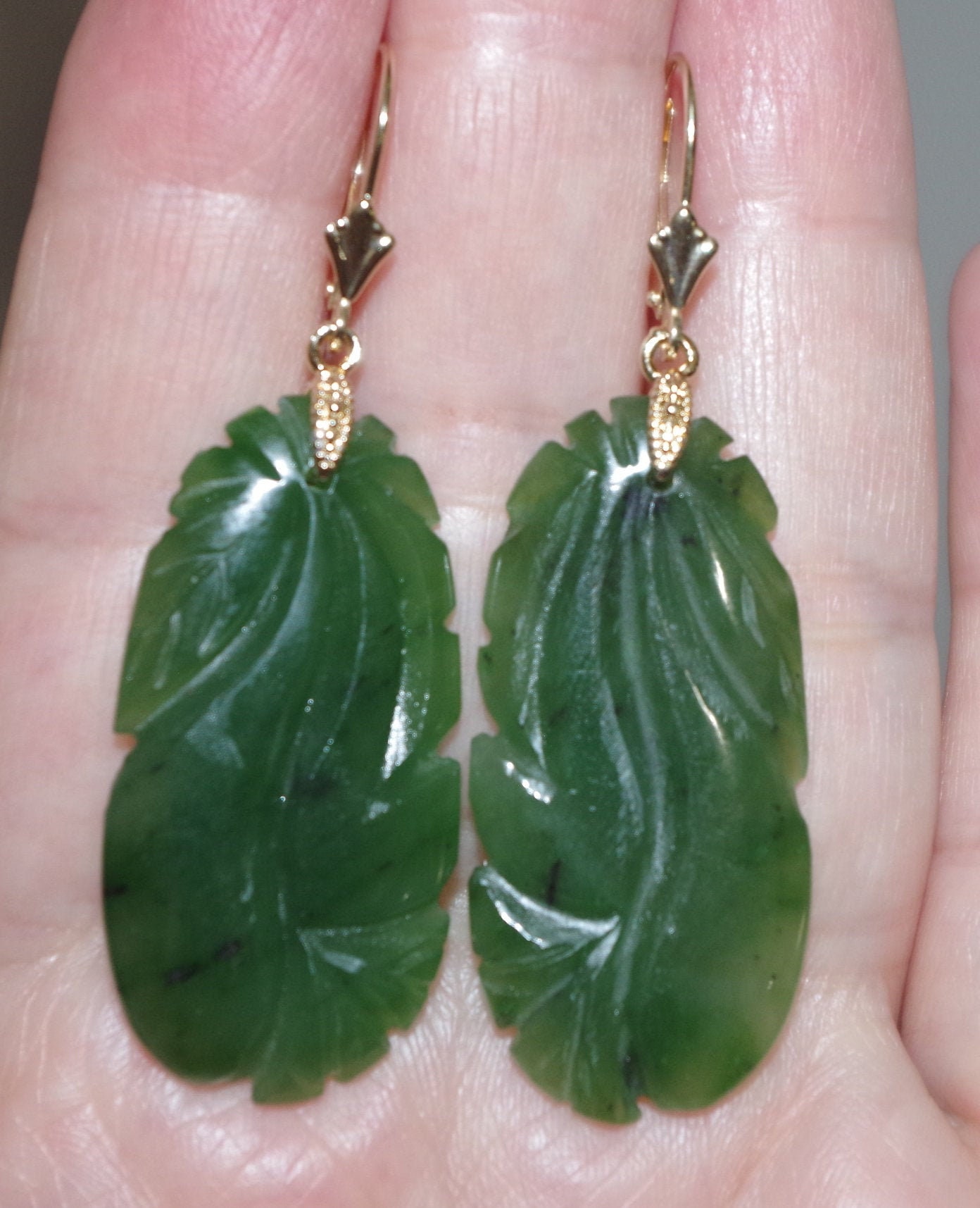 14K Grüne Jade Geschnitzte Große Ovale Ohrringe von HAANDMADEJEWELRY
