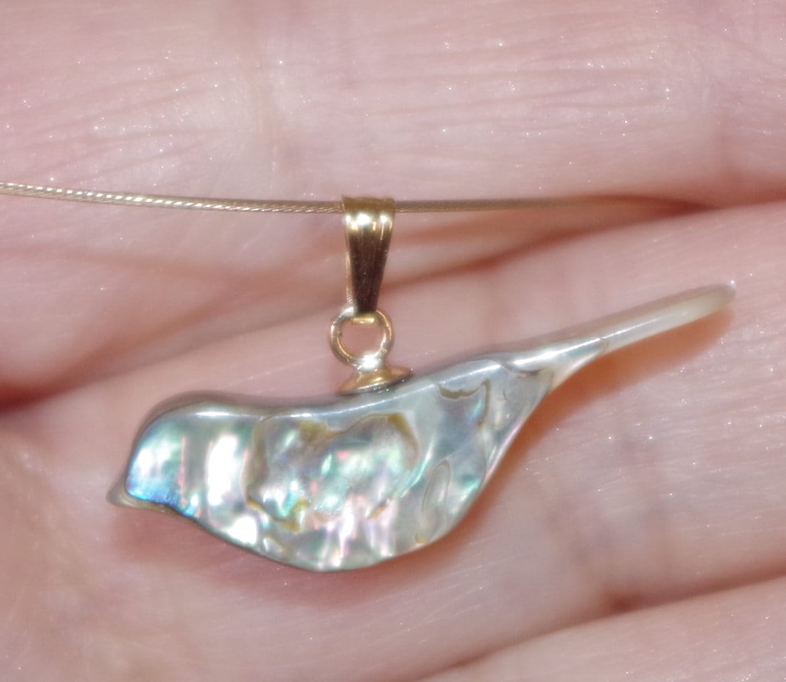 14K Perlmutt Mop Schnitzte Coloful Vogel Pendent von HAANDMADEJEWELRY