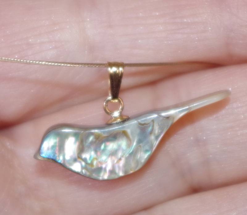 14K Perlmutt Mop Schnitzte Coloful Vogel Pendent von HAANDMADEJEWELRY