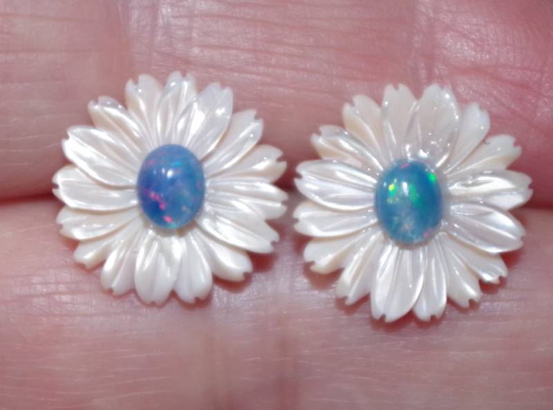 14K Pink Coral Rose Flower Shell Mop & Blue Fire Ethiopian Opal Ohrstecker Aa von HAANDMADEJEWELRY