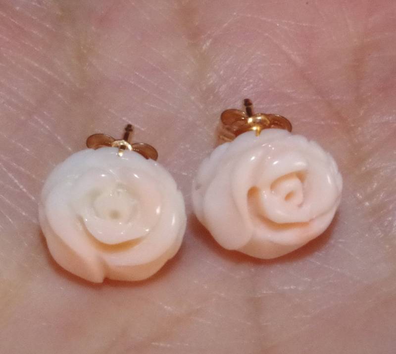 14K Qualität Engelshaut Blush Coral 10 Mm Rose Blume Ohrstecker Geschnitzt von HAANDMADEJEWELRY