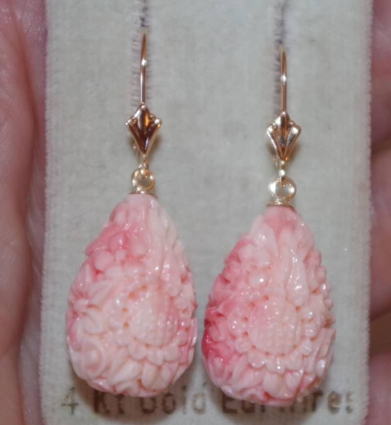 14K Rose Geschnitzte Blumen Engelshaut Geformt Koralle Teardrop Brisur Ohrringe von HAANDMADEJEWELRY