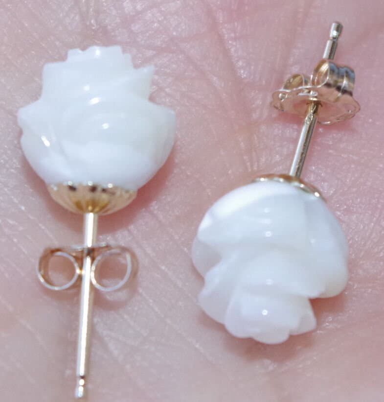 14K Weiße Conche Geschnitzte Rose Blume Shell Mop Perle Phantasie Ohrstecker von HAANDMADEJEWELRY