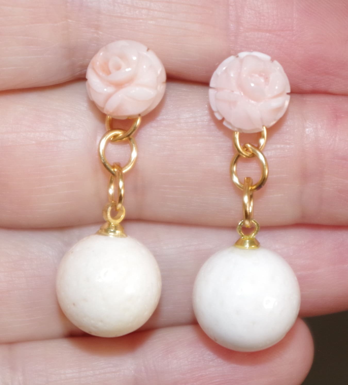 Angel Skin Blush Rose Ohrstecker W Echte Coral Ball 14K Gf Jacken von HAANDMADEJEWELRY