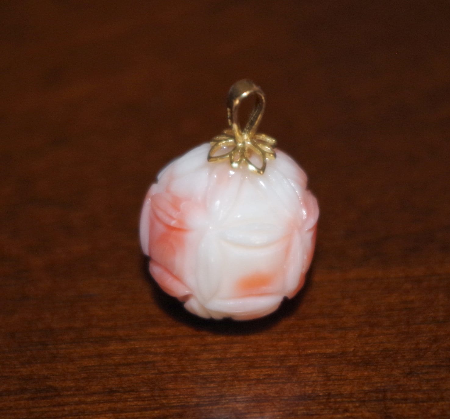 Antike 18K 23Ct Engelshaut Koralle Brennpunkt Geschnitzte 16 Mm Große Kugel Anhänger von HAANDMADEJEWELRY