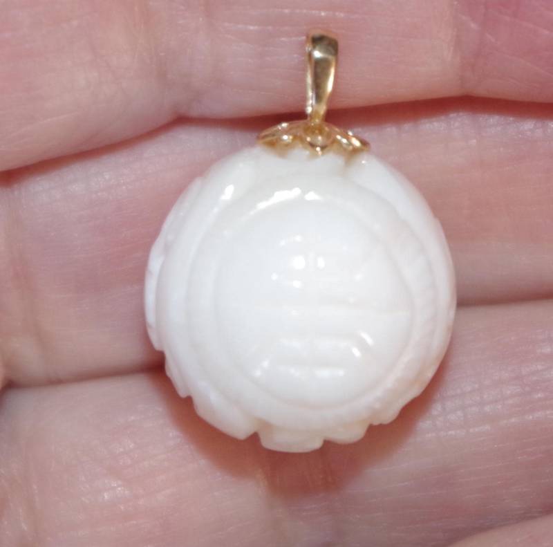 Antike Geschnitzte Engelshaut Koralle Anhänger 14K Gold, 40Ct Ball von HAANDMADEJEWELRY