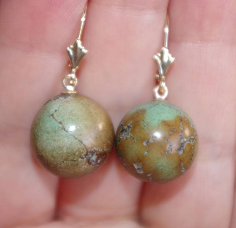 Antikes Grün Turquoise 16 Mm Große Kugeln Qualität 14K Geschnitzte Brisur Ohrringe Aa von HAANDMADEJEWELRY