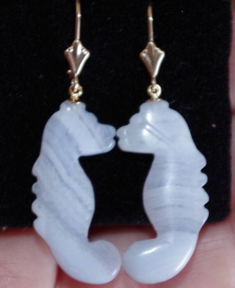 Blaue Spitze Achat Geschnitzt Seepferdchen Vintage 14K Ohrringe von HAANDMADEJEWELRY