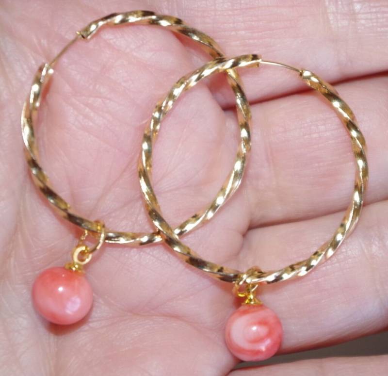 Vintage 14K Gold Filled Swirl Huggie Hoop Ohrringe Mit Engelshaut Koralle Tropfen von HAANDMADEJEWELRY