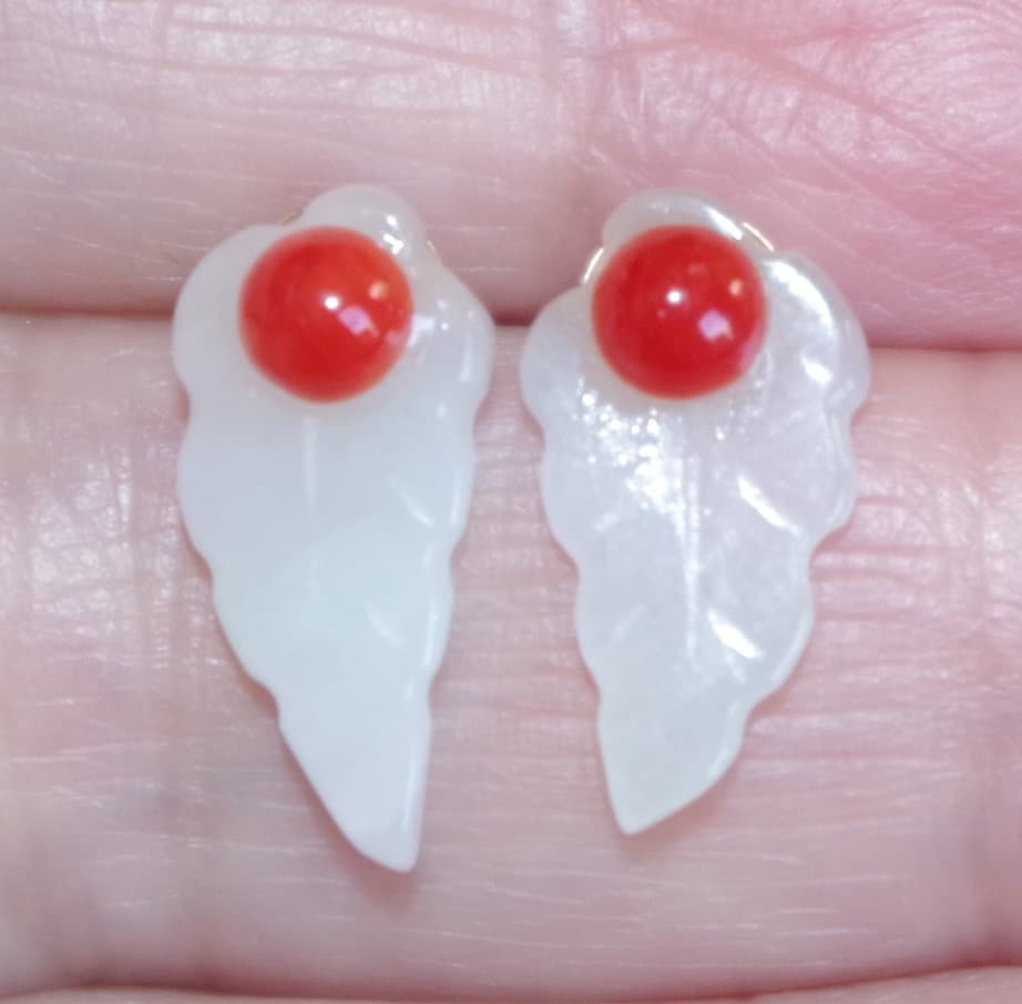Durchscheinende Jade Geschnitztes Blatt Mit Ungefärbten Roten Korallen-Ohrsteckern in 14K Gf Bb von HAANDMADEJEWELRY