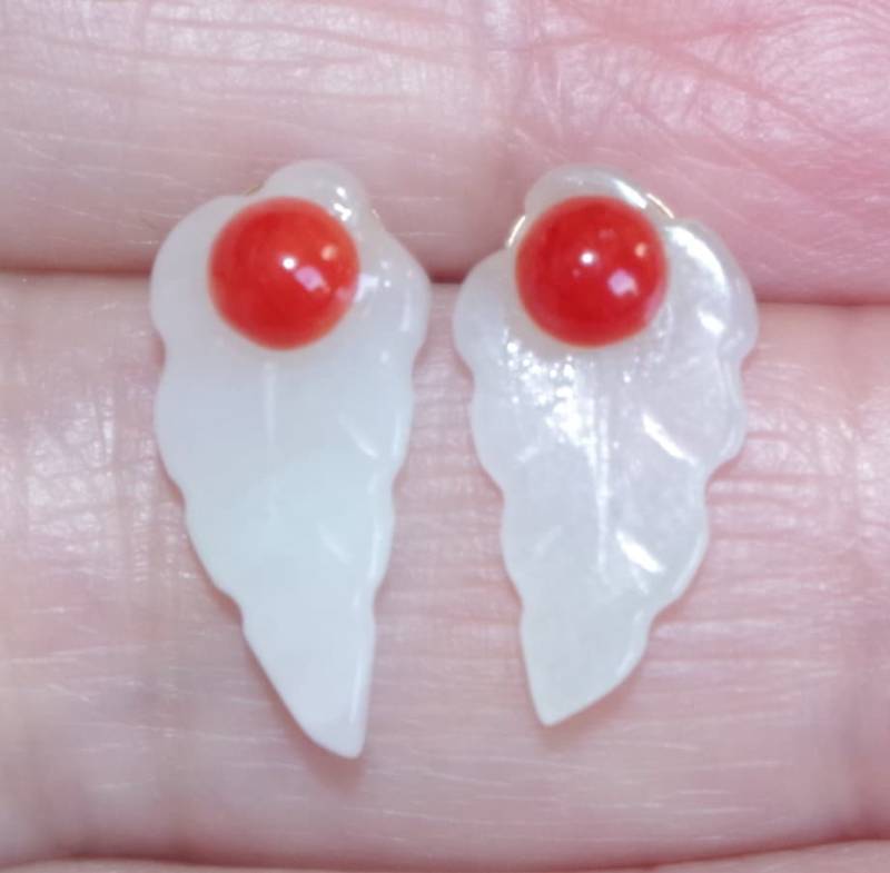 Durchscheinende Jade Geschnitztes Blatt Mit Ungefärbten Roten Korallen-Ohrsteckern in 14K Gf Bb von HAANDMADEJEWELRY