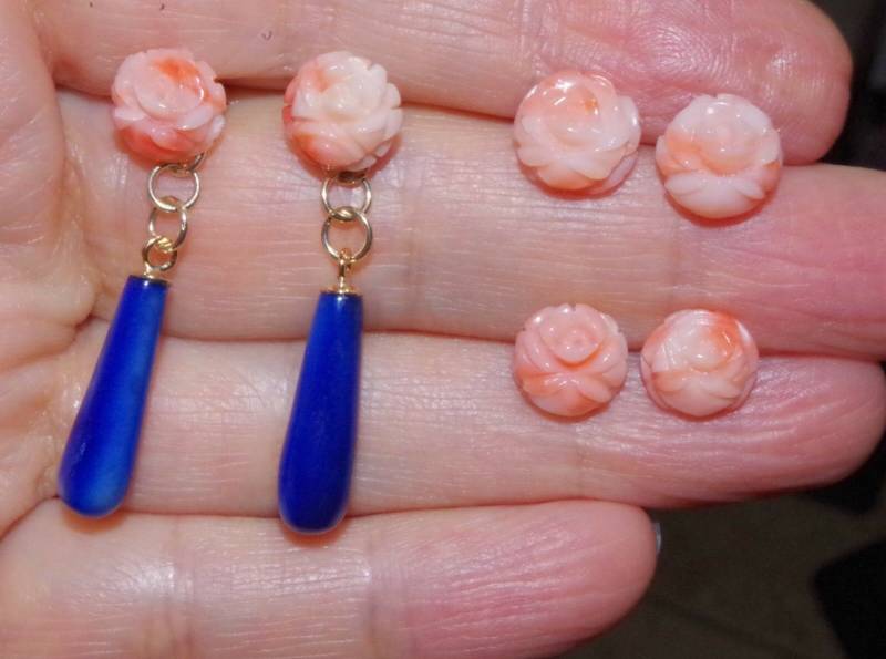 Echte 14K Geschnitzte Rose Engelshaut Koralle & Blaue Perlmutttropfen Ohrringe von HAANDMADEJEWELRY