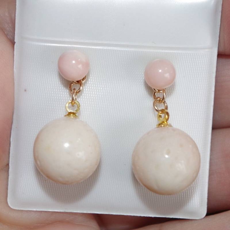 Engelshaut Coral Ball Studs Hängeohrringe W Jackets in 14K Gf Cretae A Look von HAANDMADEJEWELRY
