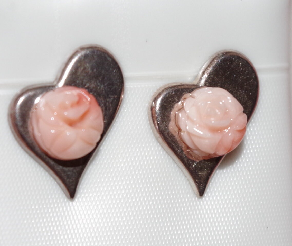 Engelshaut Geschnitzte Rose Sterling Fancy Cut Herz Ohrstecker von HAANDMADEJEWELRY